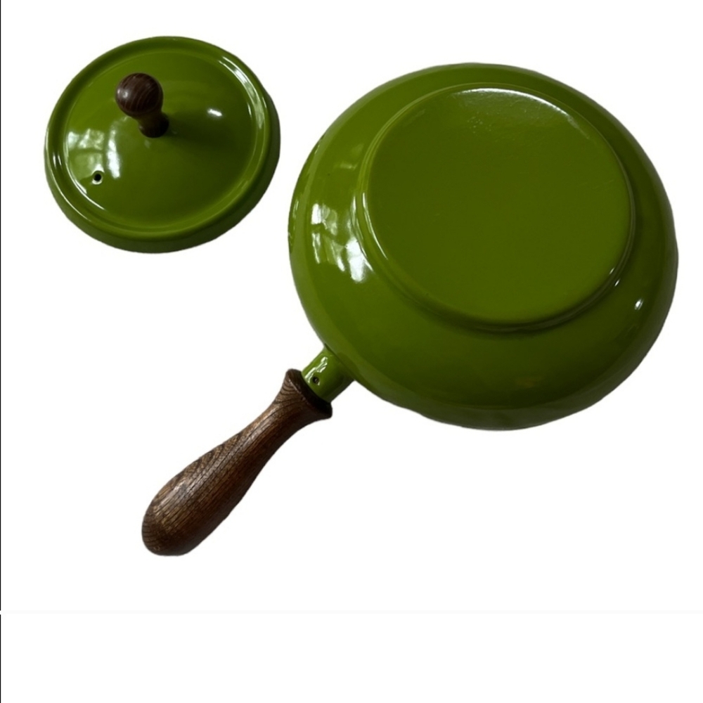 MCM VINTAGE GREEN ENAMEL FONDUE POT WITH WOODEN HANDLE AND LID. - Picture 5 of 6